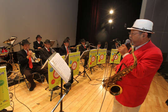 구로구가 메르스로 연기된 '어르신 문화공연'을 개최한다. 구로구는 "관내 어르신들에게 문화 향유의 기회를 제공하기 위해 6월 개최 예정이었던 시니어팝스오케스트라와 송영아예술단, 한국민요협회의 합동공연을 22일 마련한다"고 15일 밝혔다.   구로구 제공